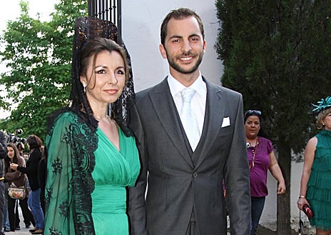 Imagen secundaria 1 - Arriba, Antonio Tejado y Alba Muñoz el día de su boda. Izquierda, el televisivo con su madre María José. Derecha, con su tía María del Monte e Inmaculada Casal