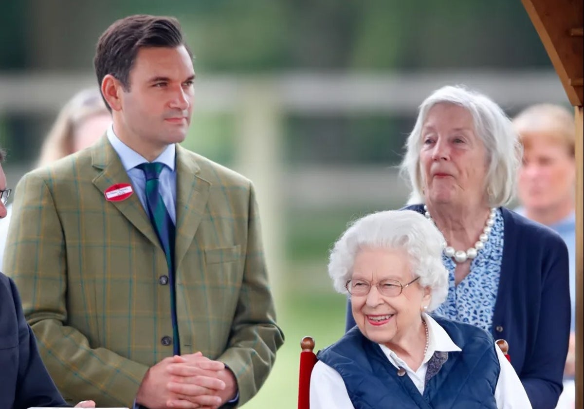 Tom White junto a la Reina Isabel II