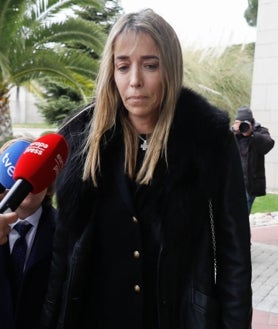 Imagen secundaria 2 - Arriba, Mónica Martín Luque llegando, rota de dolor, a la capilla ardiente. Izquierda, su hermana Simoneta Gómez-Acebo, que ha acudido junto a su hija María de las Mercedes. Derecha, Nadia Halamandari, desolada, llegando al velatorio
