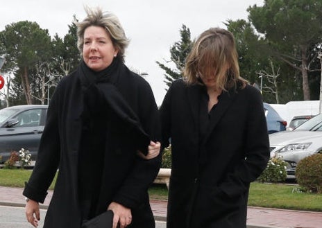 Imagen secundaria 1 - Arriba, Mónica Martín Luque llegando, rota de dolor, a la capilla ardiente. Izquierda, su hermana Simoneta Gómez-Acebo, que ha acudido junto a su hija María de las Mercedes. Derecha, Nadia Halamandari, desolada, llegando al velatorio
