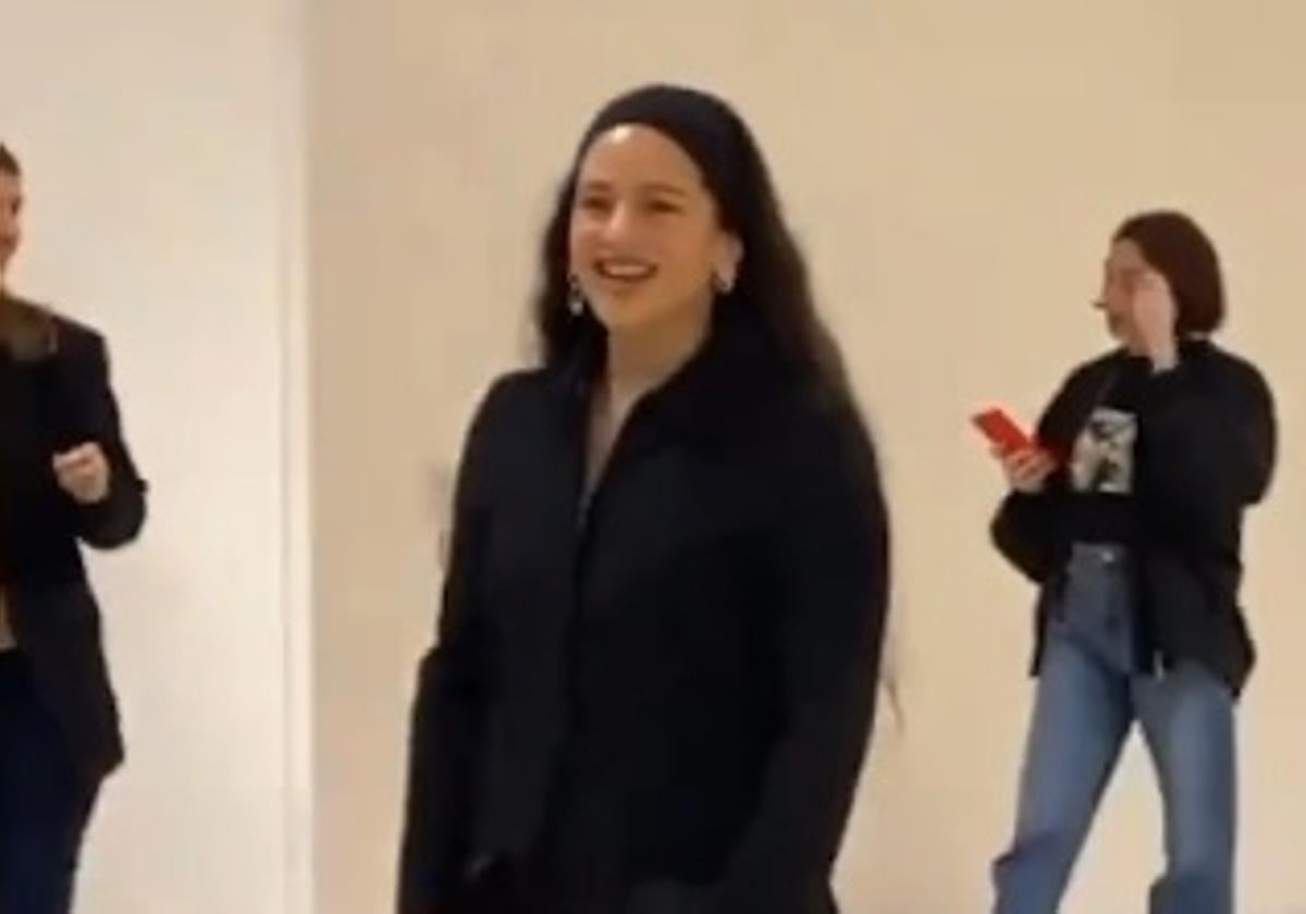 La cantante Rosalía en su visita a la fábrica de Inditex en La Coruña