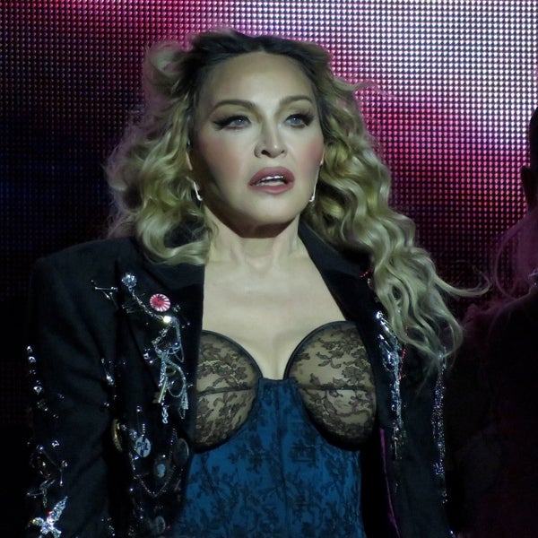 Madonna critica a un fan por estar sentado en pleno concierto antes de descubrir que estaba en silla de ruedas