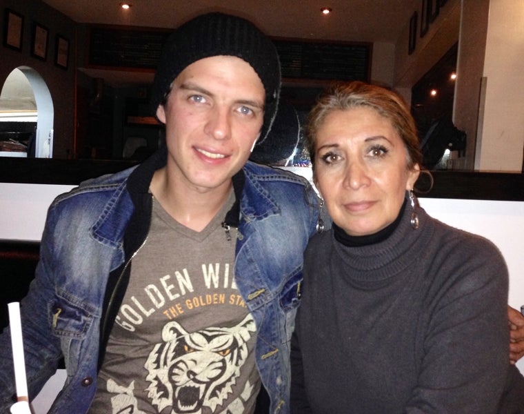 Camilo Blanes junto a su madre Lourdes Ornela