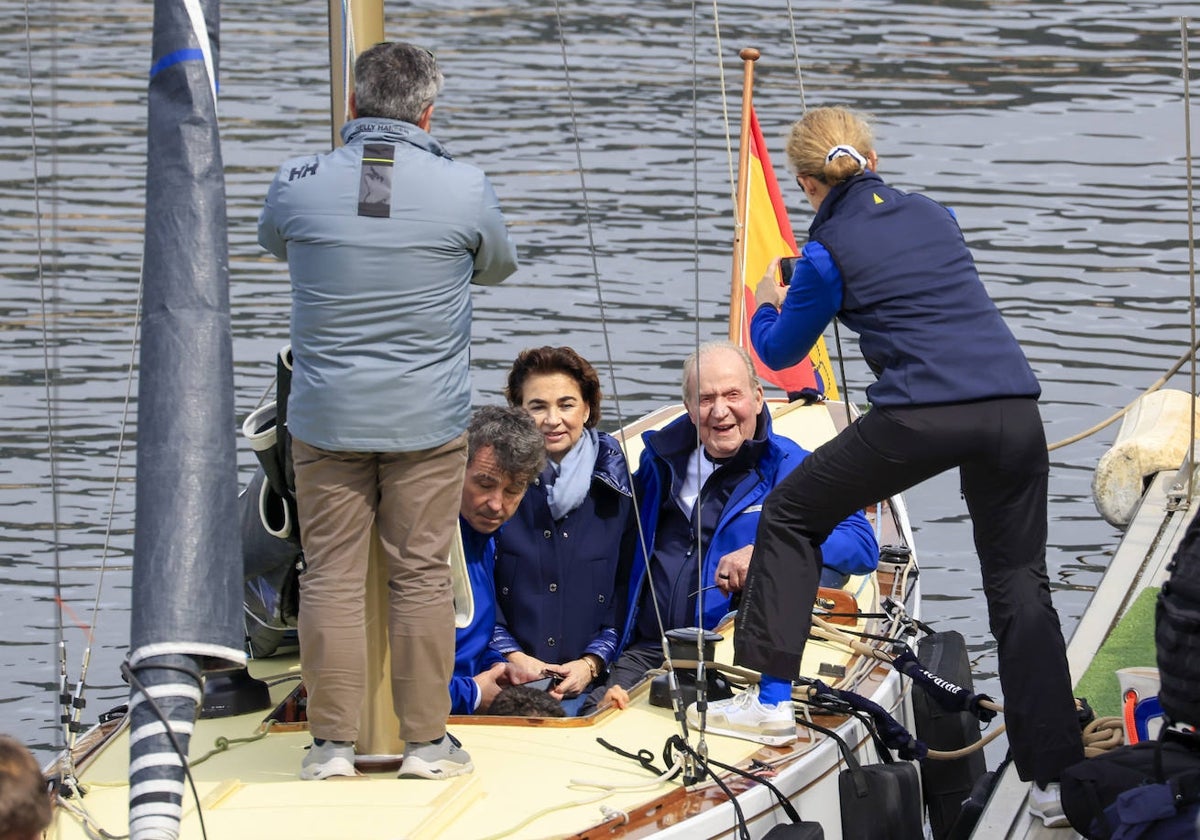 Don Juan Carlos navegando en Sanxenxo