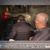 Los padres de Dani Alves a su salida de la casa del exfutbolista brasileño