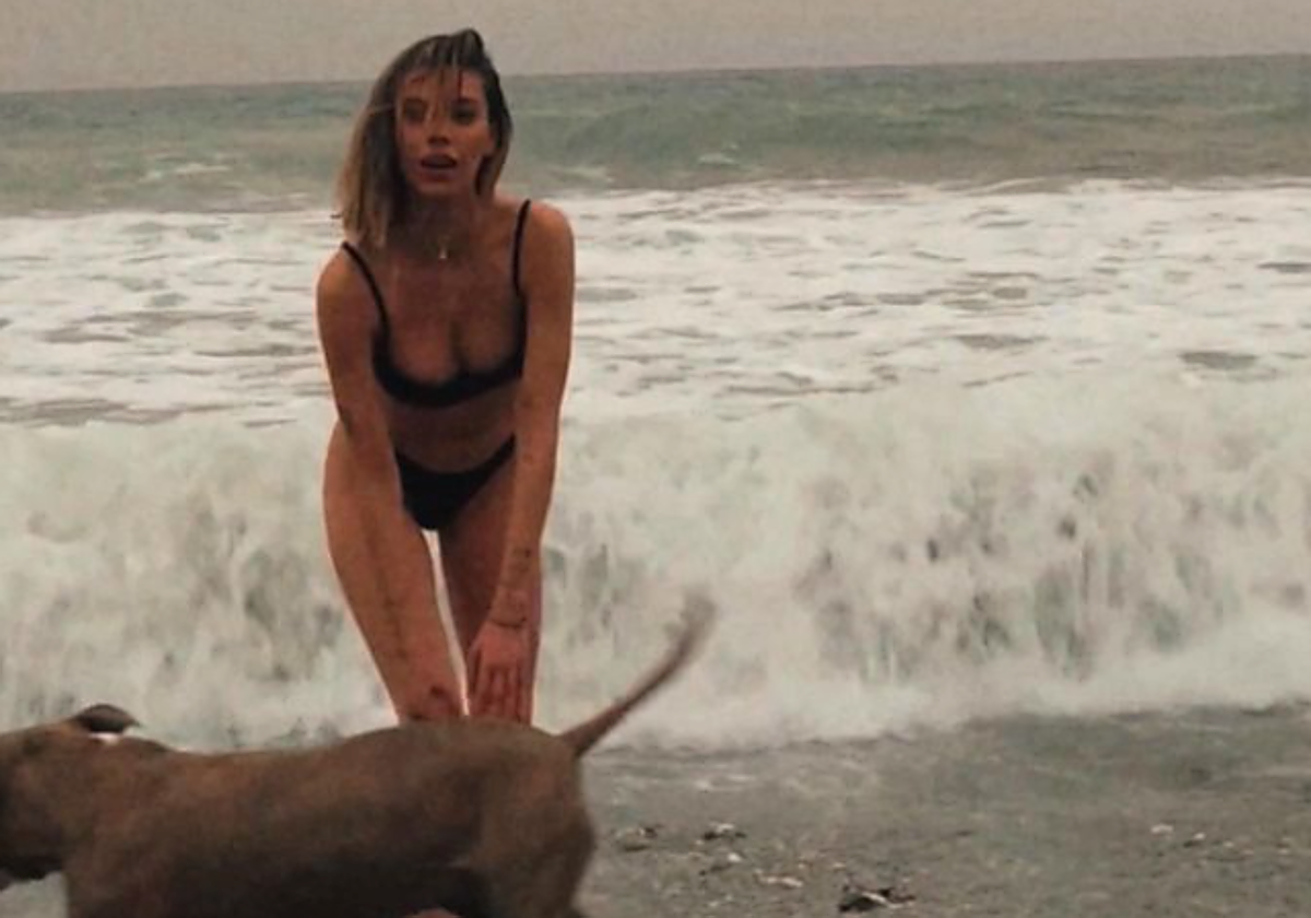 Alejandra Rubio bañándose en ropa interior en Málaga