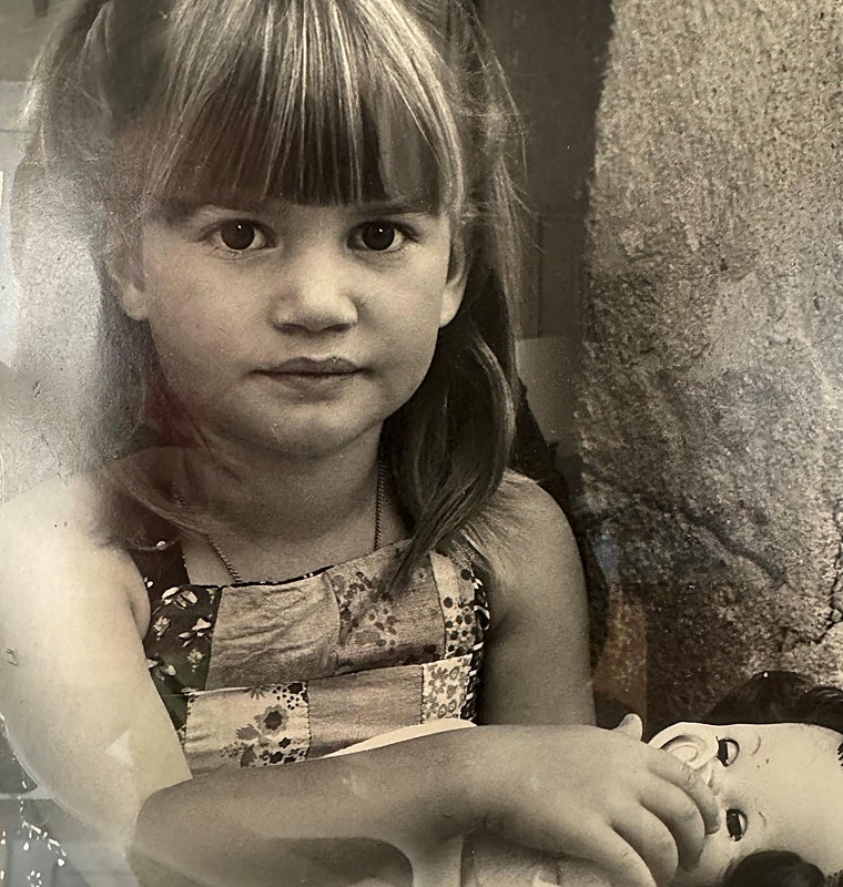 Samanthe Vallejo-Nájera de pequeña con su muñeca