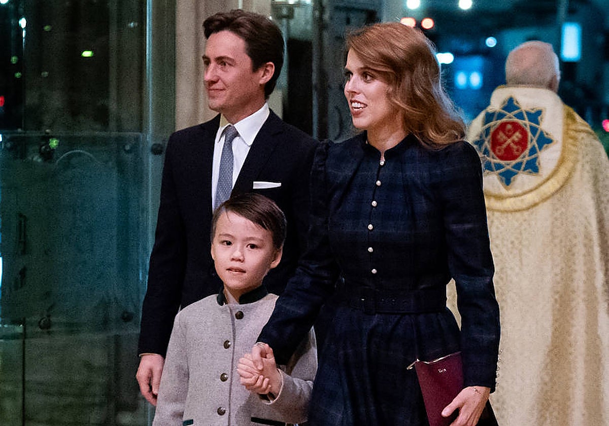 La Princesa Beatriz de York junto a su marido Edoardo Mapelli y su hijastro