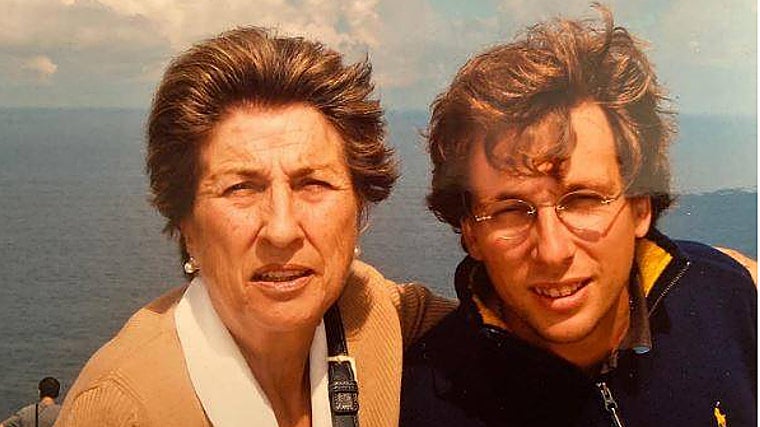 Almeida junto a su madre