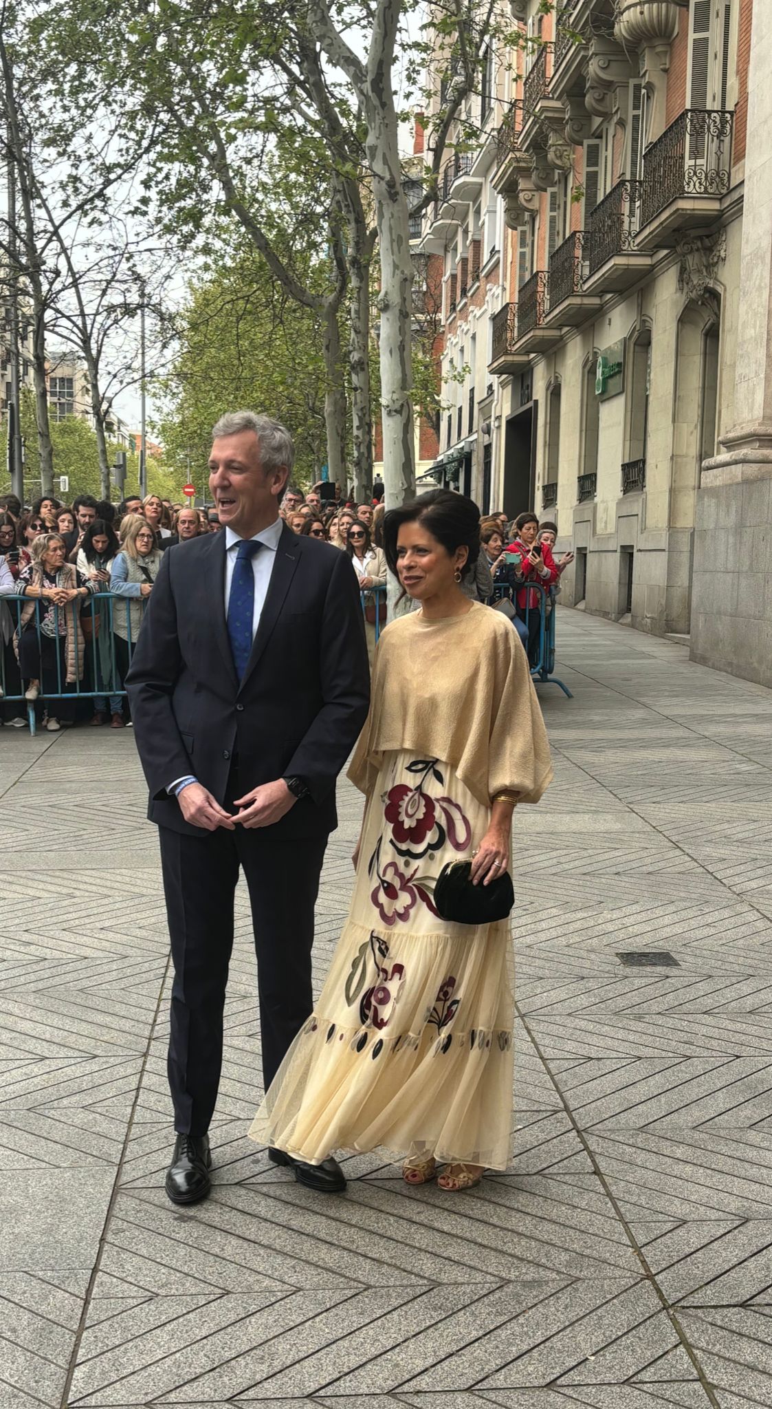 El presidente de la Xunta de Galicia, Alfonso Rueda, y su acompañante