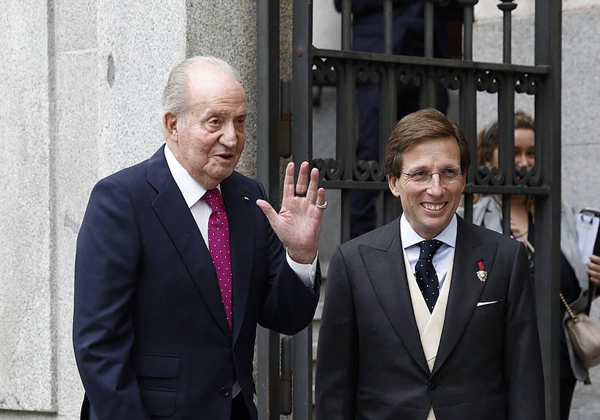 Juan Carlos I y José Luis Martínez -Almeida