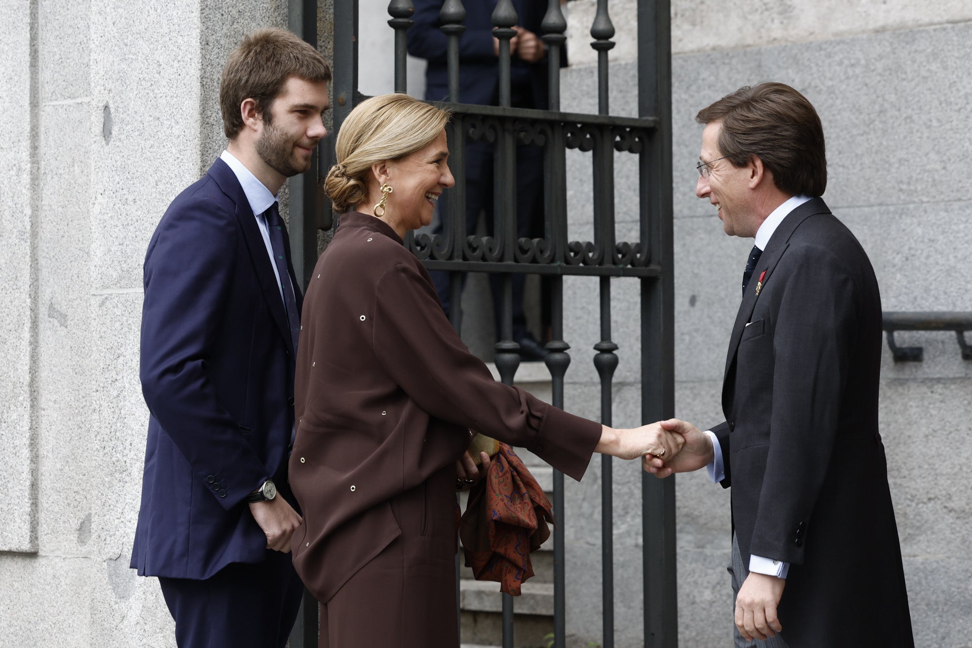 La Infanta Cristina  y su hijo Juan Valentín Urdangarín de Borbón saludan a Almeida