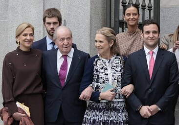 Juan Carlos I, entre aplausos y vivas al Rey, pidió una foto familiar tras la boda de Almeida