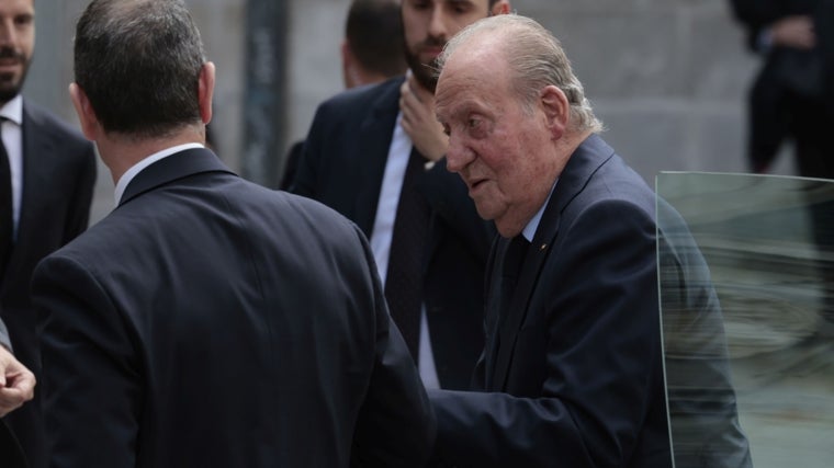 Don Juan Carlos llegando a la misa funeral de Fernando Gómez-Acebo