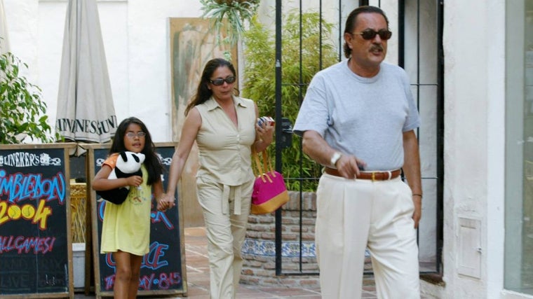 Isa Pantoja, Isabel Pantoja y Julian Muñóz por las calles de Marbella