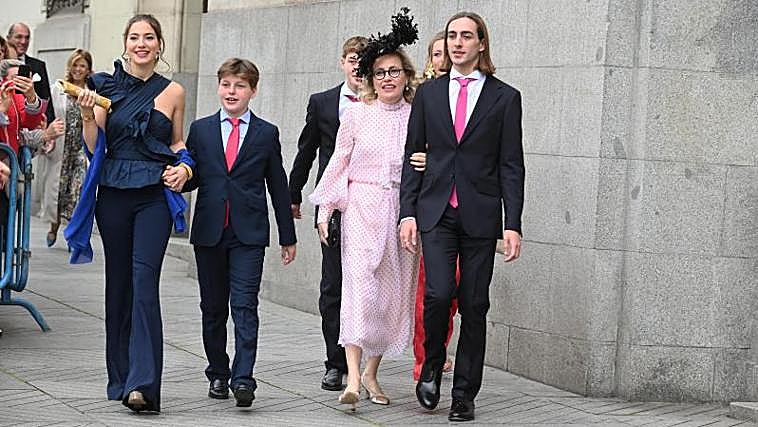 Mayi, del brazo de su hijo en la boda de Almeida