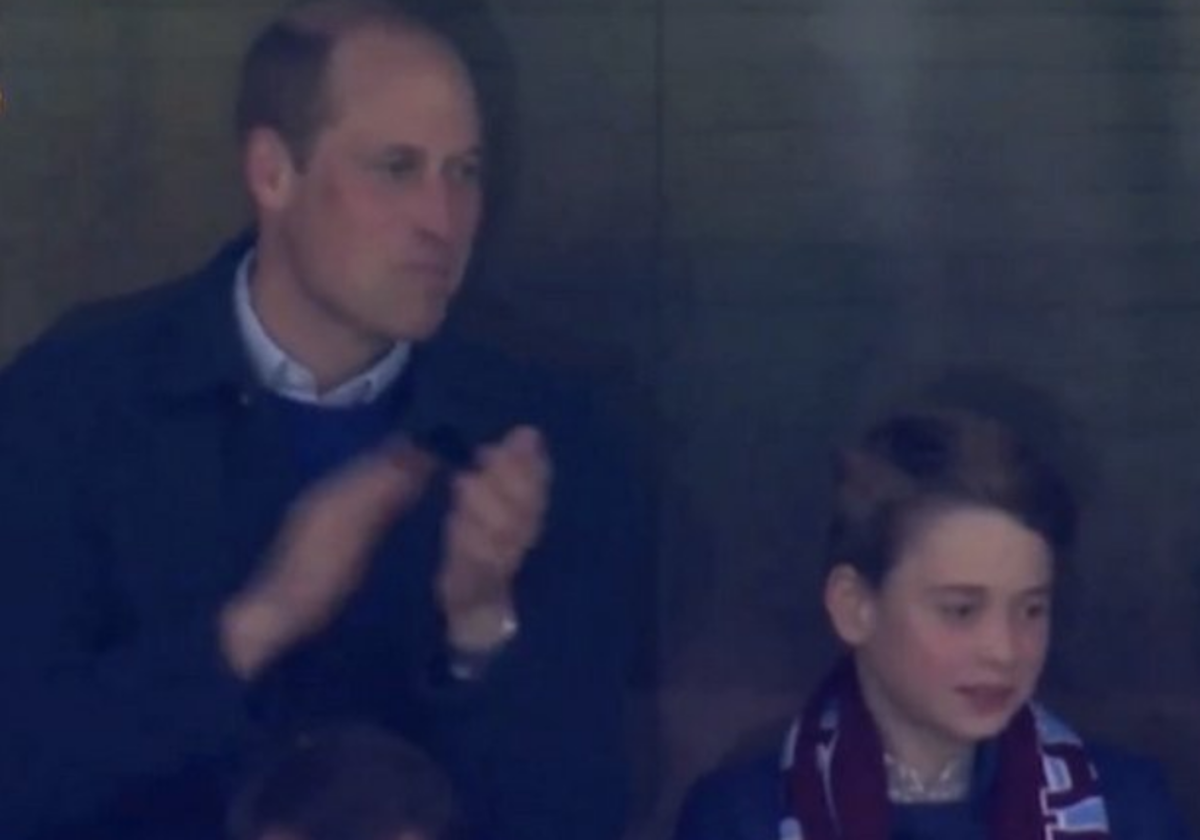 El príncepe Guillermo y su hijo Jorge en el partido de fútbol del Aston Villa - Lille