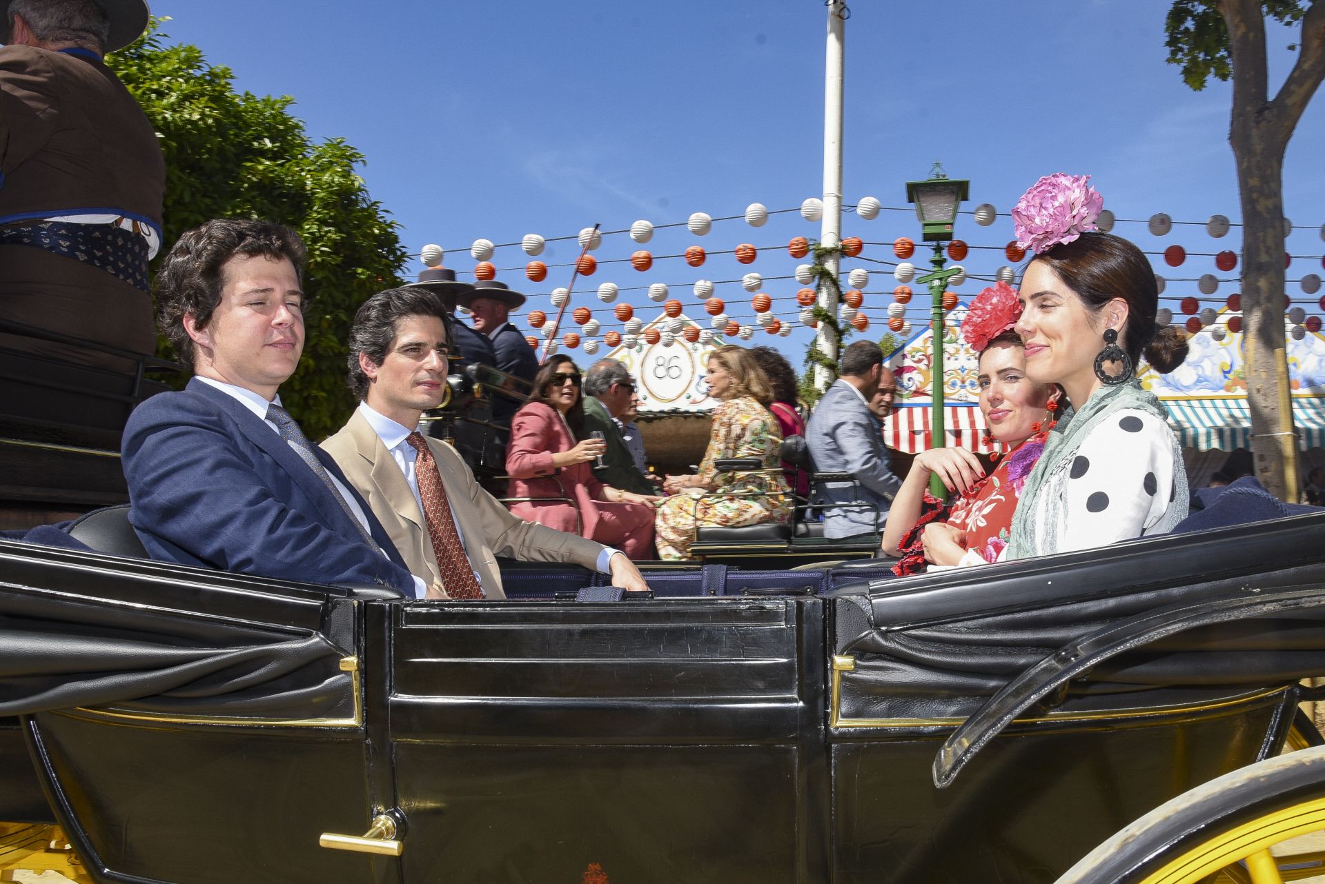 Sofia Palazuelo junto a su marido Fernando Fitz-James Stuart y Solís y unos amigos