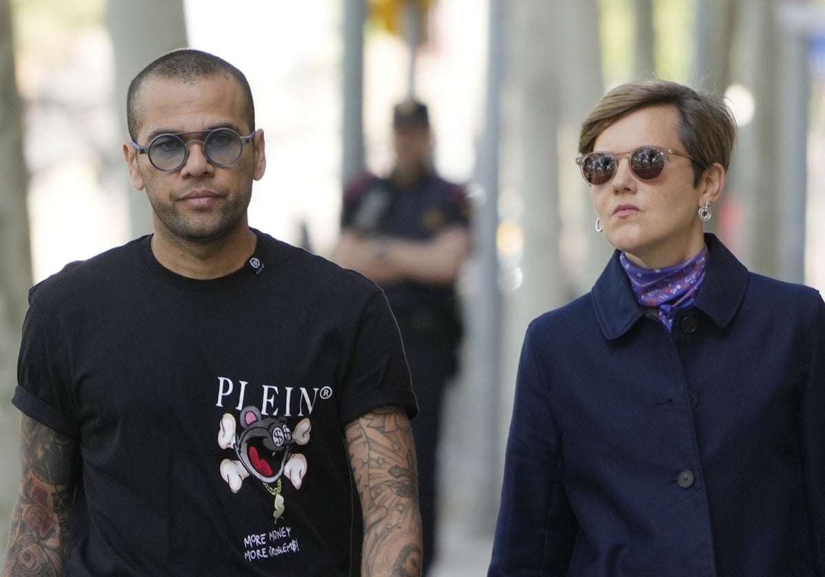 Dani Alves, junto a su abogada, Inés Guardiola, acudiendo al juicio el pasado 12 de abril.