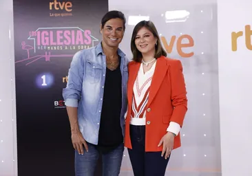 Julio Iglesias Jr. y Chábeli, durante la presentación de su nuevo programa de televisión.