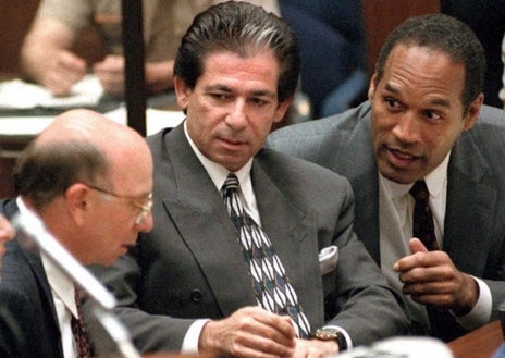 Imagen secundaria 1 - Arriba, El abogado Fernando Osuna con Luis Vicente Rico 'Pinocho'. Izquierda, O. J. Simpson con su abogado, Robert Kardashian. Derecha, Javier Saavedra por las calles de Madrid