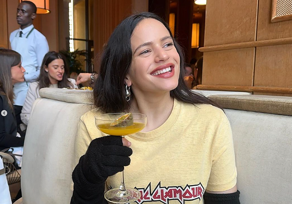 Rosalía está de vuelta en Barcelona y disfruta de una noche familiar en un famoso restaurante