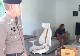 Daniel Sancho sentado junto a pruebas y un oficial de policía, después de ser arrestado