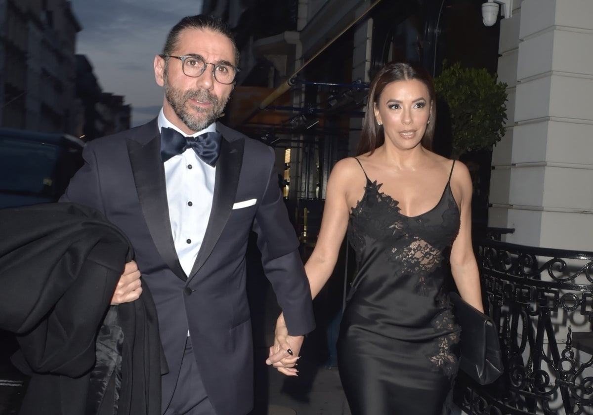 Eva Longoria y su marido, José Bastón, a su llegada a la reciente fiesta de cumpleaños de Victoria Beckham.