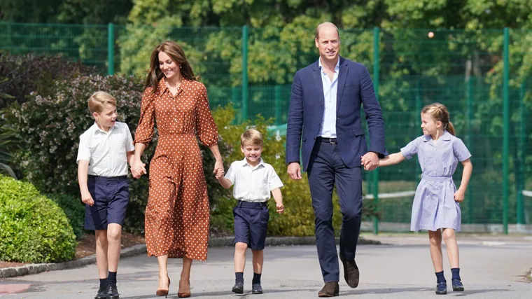 Los Príncipes de Gales junto a sus tres hijos
