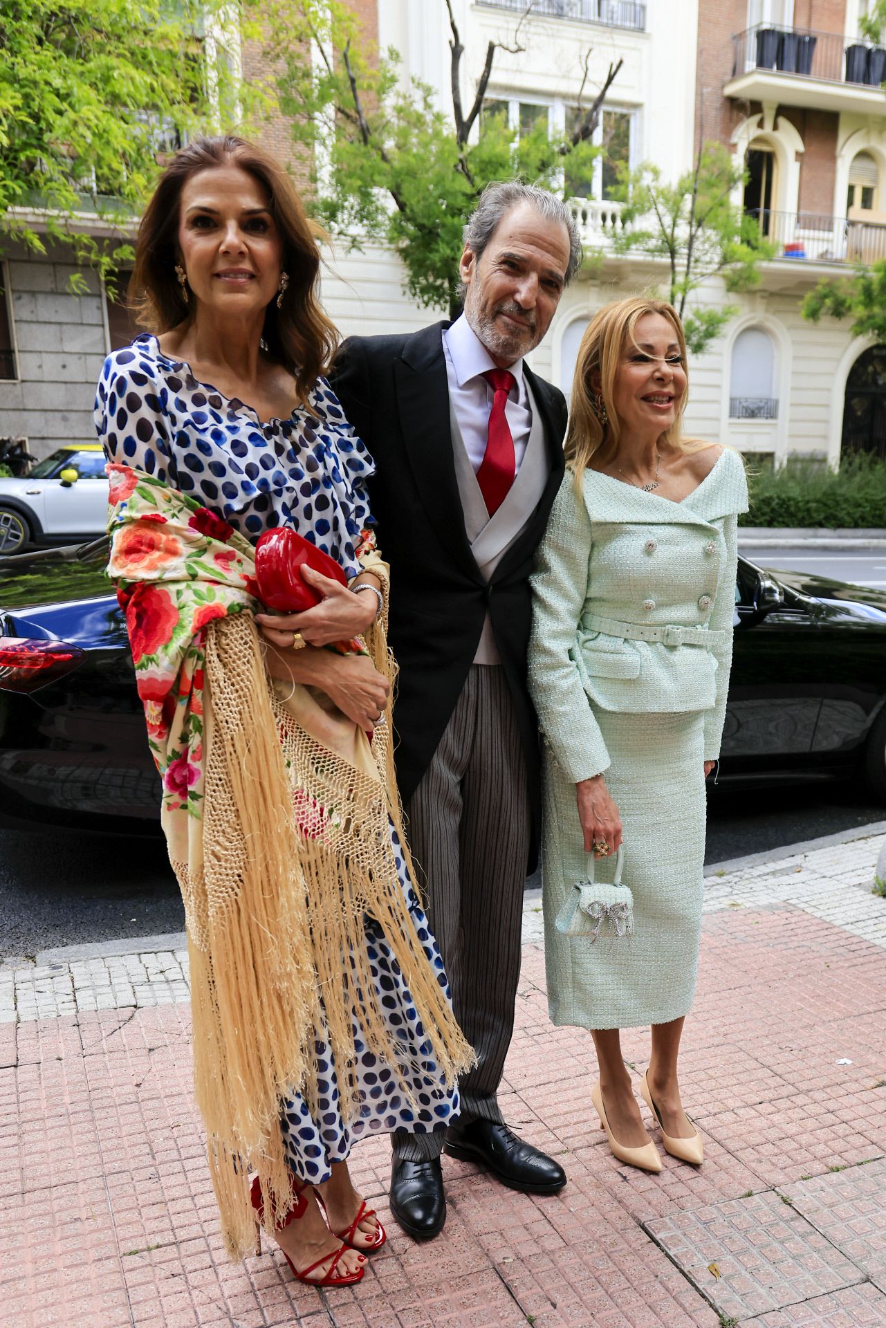 Ana García Obregón con su hermano Javier y María Tevenet