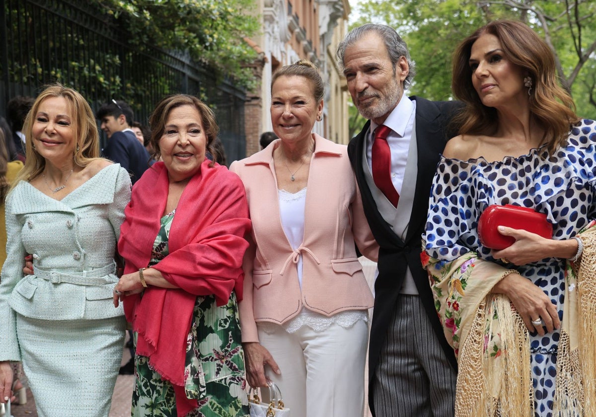 Ana García Obregón junto a sus hermanos durante la boda de su sobrino y ahijado