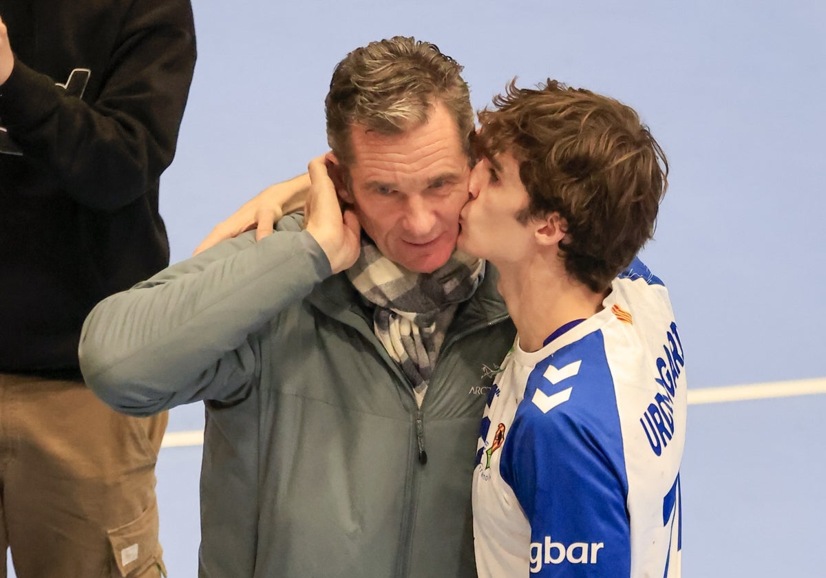 Iñaki Urdangarin, junto a su hijo Pablo al término de un partido de balonmano.