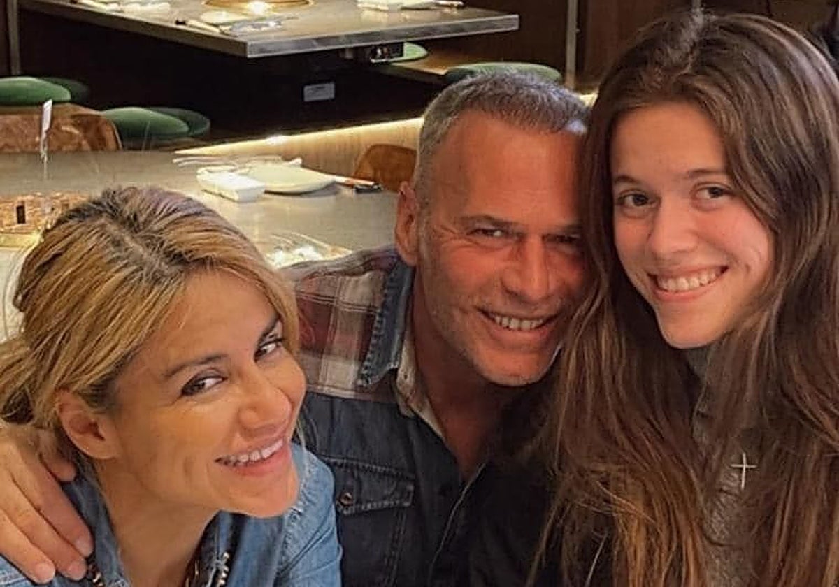 Luna Lozano junto a sus padres Carlos Lozano y Mónica Hoyos