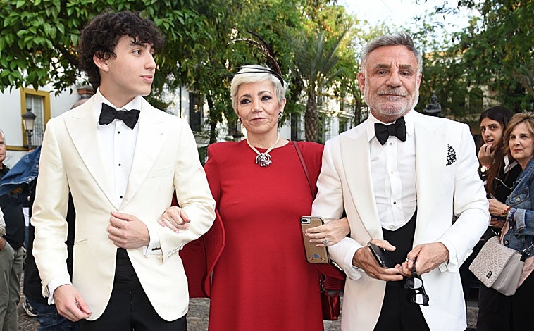 Imagen principal - Arriba, Joaquin Torres acompañado por su hermana Mayre y su sobrino el día de su boda. Izquierda, la urbanización de Las Encinas. Derecha, Juan Torres Piñón junto a su hijo Andrés