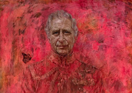 Tonos rojos y una mariposa en el hombro: Buckingham publica el primer retrato oficial del Rey Carlos III desde su coronación