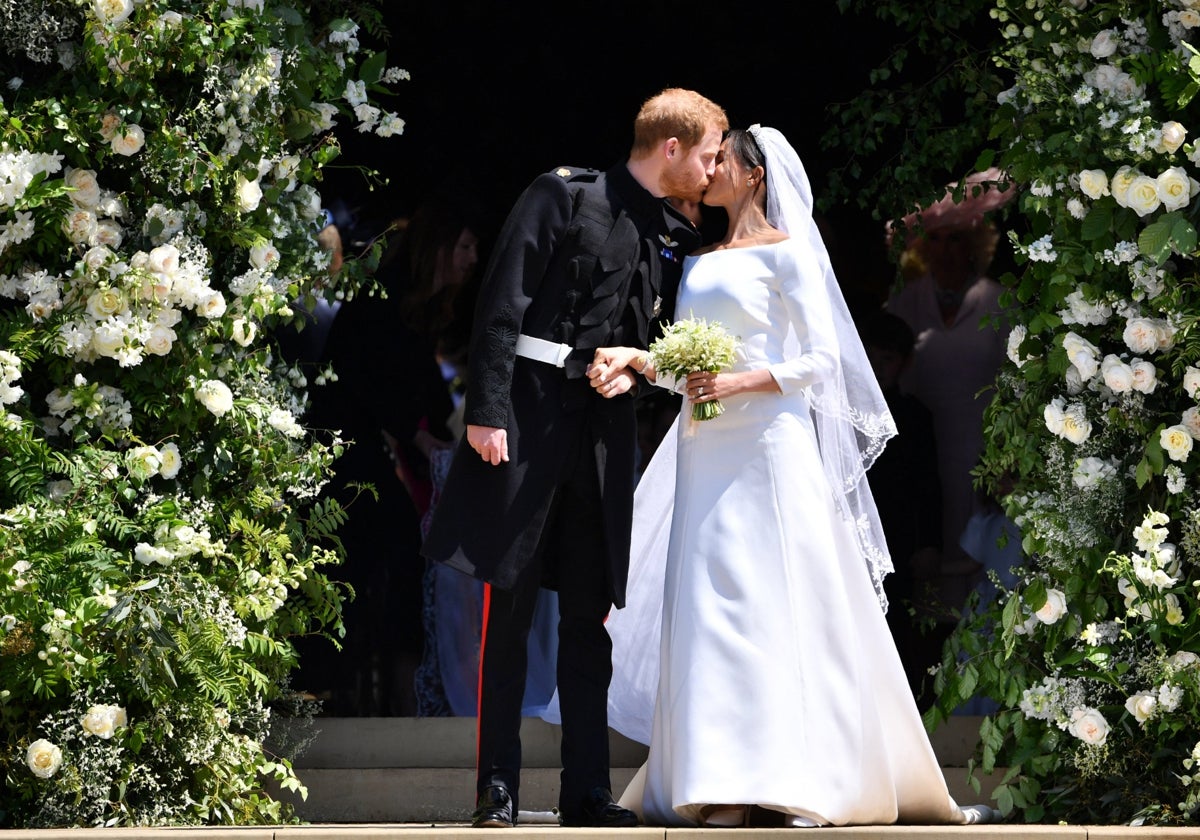 El Príncipe Harry y Meghan se besan tras el enlace del 19 de mayo de 2018.