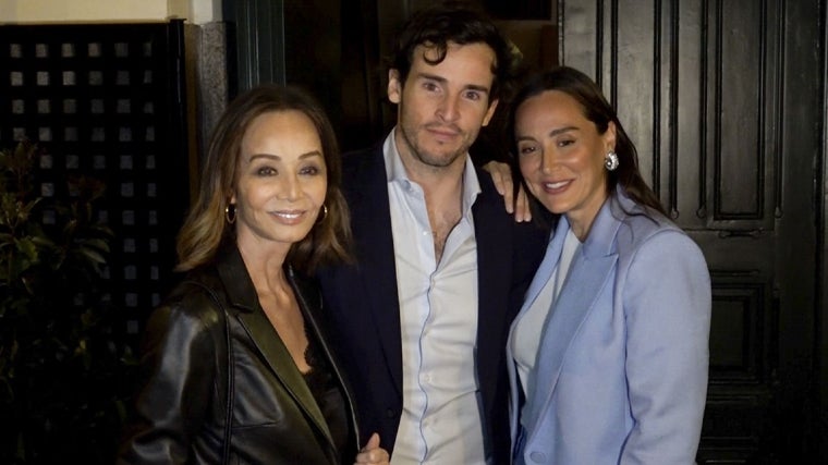 Íñigo Onieva entre Tamara Falcó e Isabel Preysler