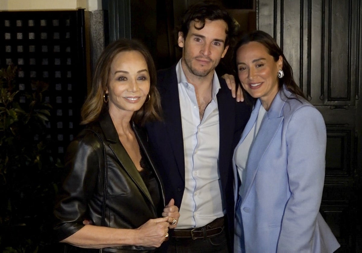 Íñigo Onieva posa junto a Tamara Falcó e Isabel Preysler el día de la presentación del restaurante a los medios.