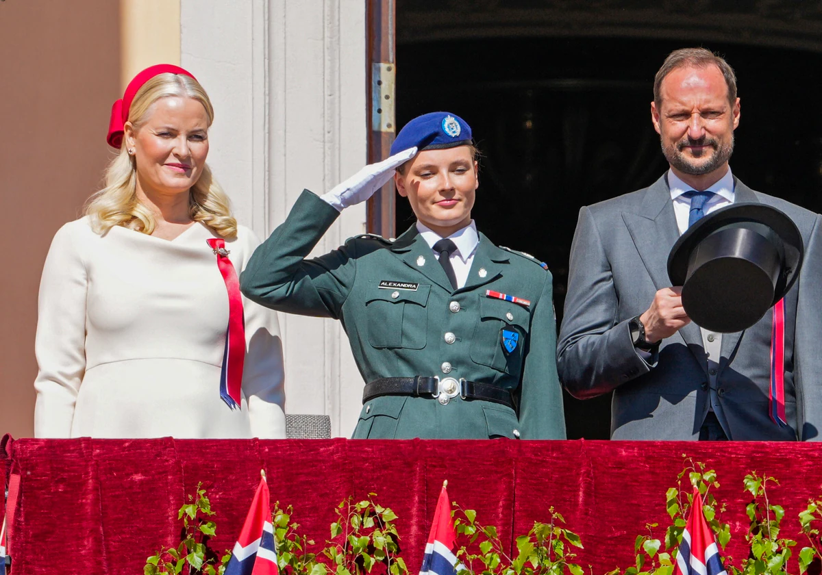 Ingrid de Noruega, sus primeras imágenes de uniforme militar