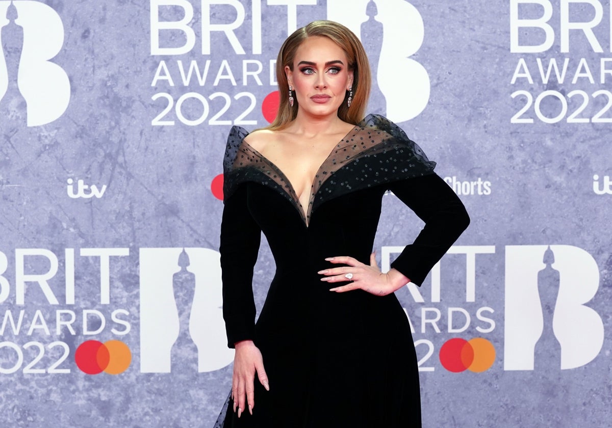 Adele arremete contra un seguidor por lanzar comentario homófobo durante su concierto