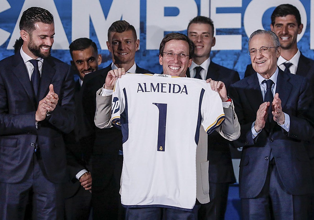 José Luis Martínez Almeida con algunos de los jugadores del Real Madrid y su presidente