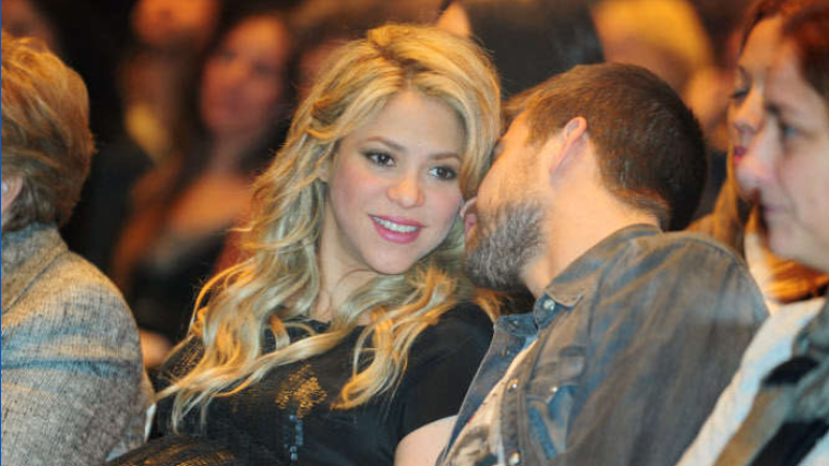 Shakira luciendo embarazo en 2013 junto a Gerard Piqué