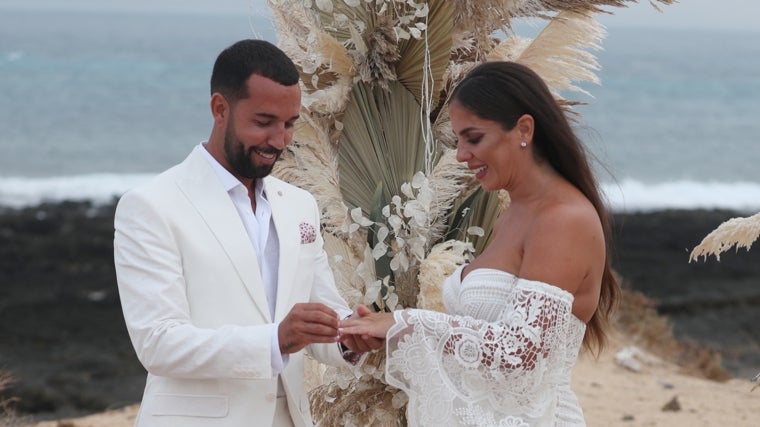 Anabel y Omar durante su boda