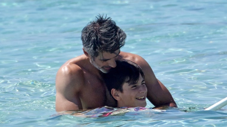 El presentador Jorge Fernández y su hijo Ian Fernández durante unas vacaciones en Formentera