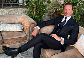 Tomás Laso-Argos , el diseñador de trajes de los famosos: «A Ilia Topuria le hice su primer traje cuando nadie le conocía»