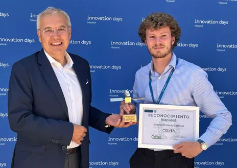 Imagen secundaria 1 - Arriba, Iago Campo junto a sus padres y sus hermanos. Izquierda, el joven recogiendo el premio. Derecha, montando una antena