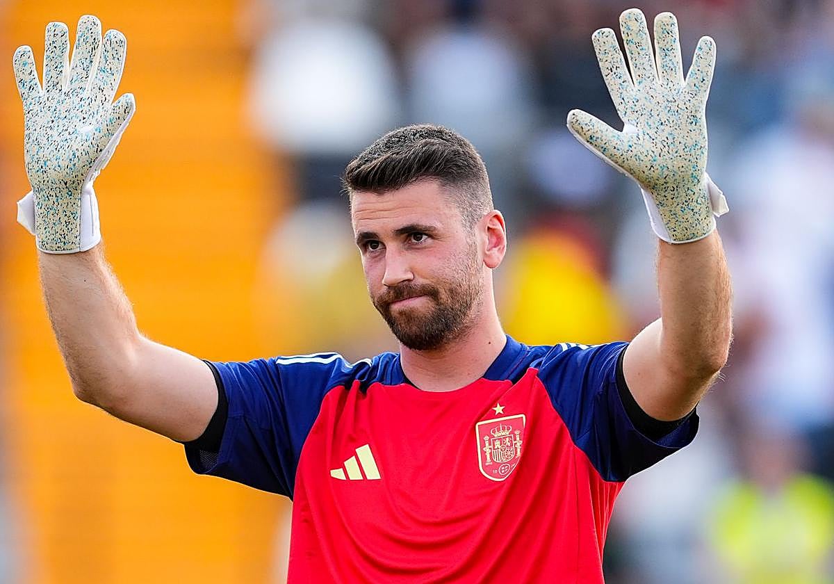 El lado más personal de Unai Simón: su padre guardia civil, su novia y su relación con un famoso periodista