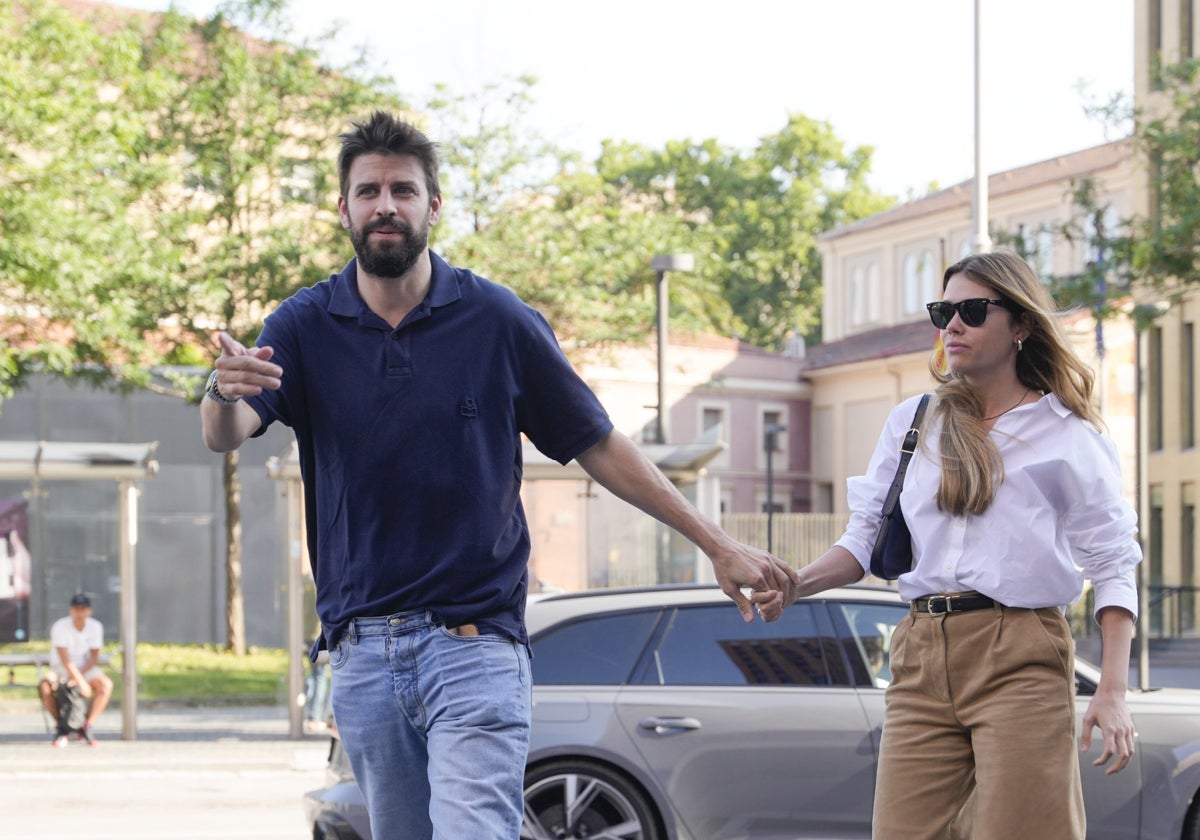 Piqué y Clara Chía aparecen juntos y enamorados en el juicio contra el ...