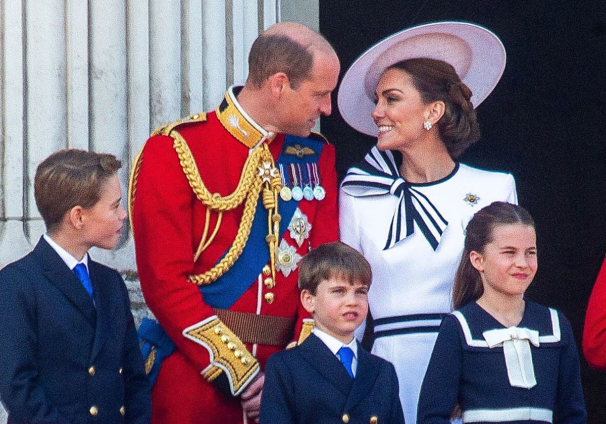 Los Príncipes de Gales junto a sus tres hijos