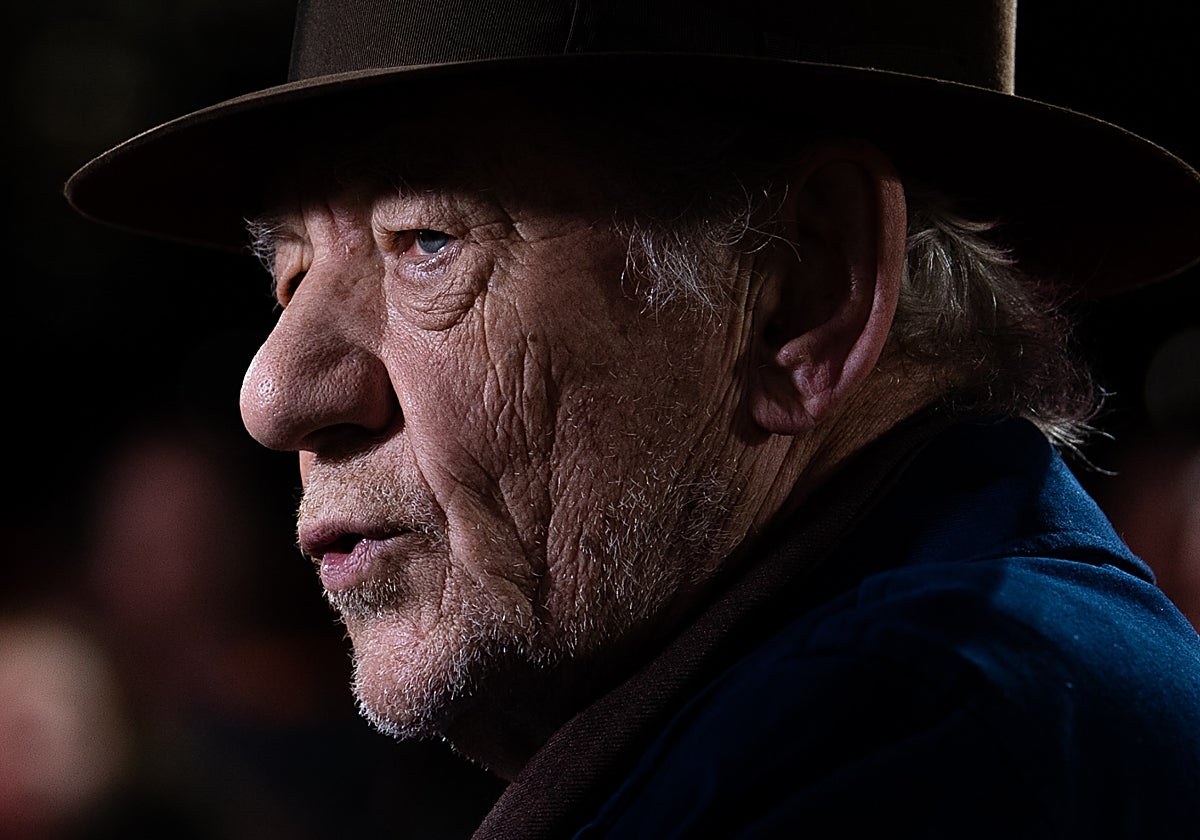 Ian McKellen es hospitalizado tras sufrir una aparatosa caída en el escenario